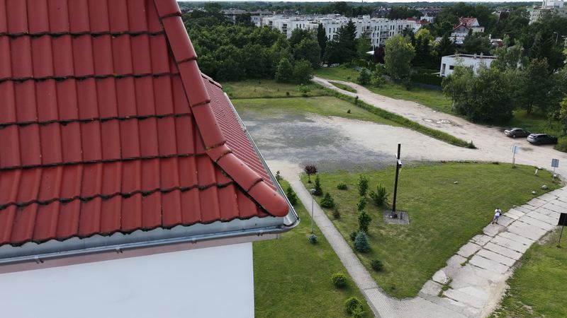 Dach kryty czerwoną dachówką — zbliżenie z drona