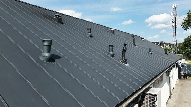 Metalowy dach spadzisty — widok inspekcyjny z góry