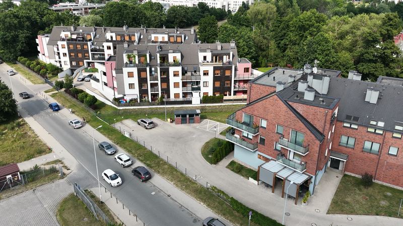 Osiedle domów z lotu ptaka — ujęcie promocyjne