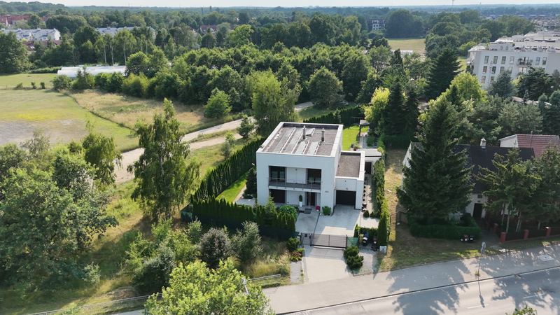 Dom jednorodzinny w otoczeniu zieleni — zdjęcie z drona
