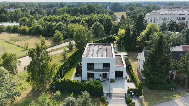 Nagranie wideo z drona — nowoczesny dom jednorodzinny