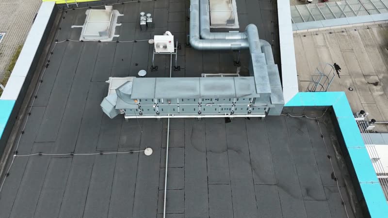Nagranie wideo z drona — dach obiektu z wieżyczką i krzyżem, dachówka ceramiczna