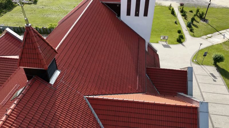 Nagranie wideo z drona — płaski dach z instalacją fotowoltaiczną